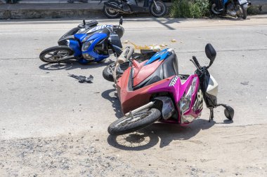 Tropik ada Koh Phangan, Tayland yolda oldu Motosiklet kazası . Sokakta motosiklet arasında trafik kazası