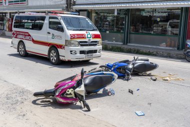 Tropik ada Koh Phangan, Tayland yolda oldu Motosiklet kazası . Sokakta motosiklet arasında trafik kazası