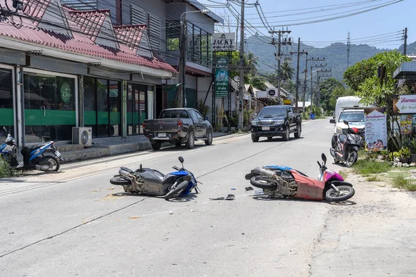 Accidente de motocicleta que ocurrió en la carretera en la isla tropical Koh Phangan, Tailandia. Accidente de tráfico entre una motocicleta en la calle —  Fotos de Stock