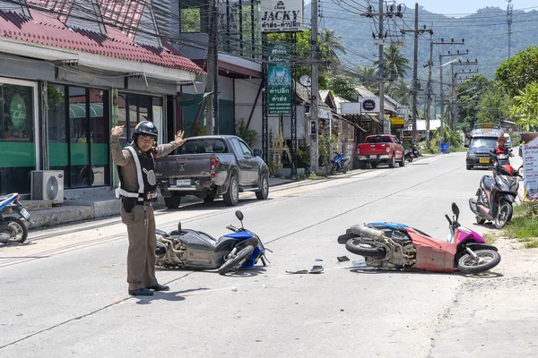 Acidente de moto que aconteceu na estrada na ilha tropical Koh Phangan, Tailândia. Acidente de trânsito entre uma motocicleta na rua — Fotografia de Stock