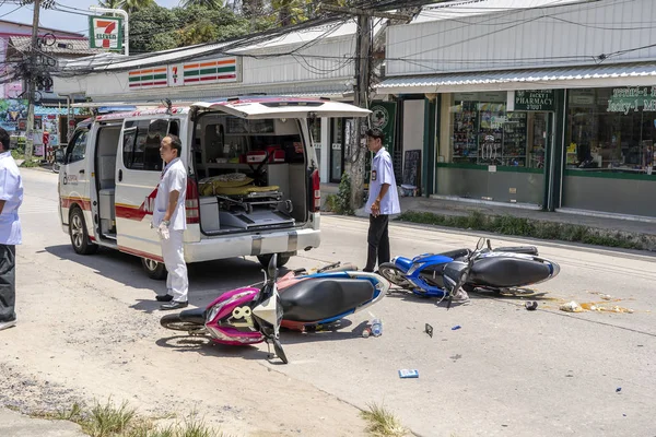 在泰国潘甘岛（Koh Phangan）的公路上发生的摩托车事故。街上一辆摩托车之间的交通事故 — 图库照片