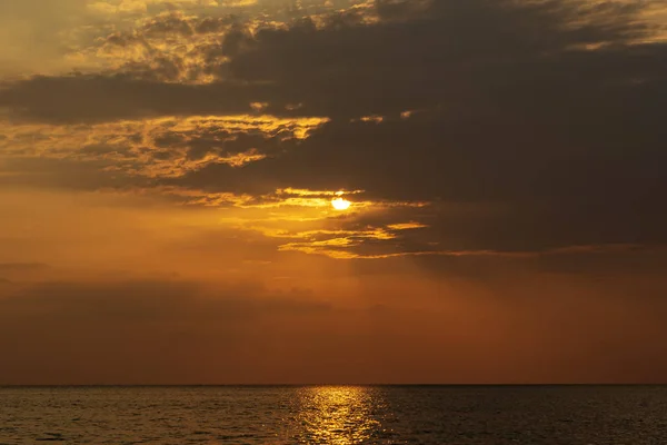 Kolorowy zachód słońca nad spokojną wodą morską w pobliżu tropikalnej plaży. Koncepcja wakacji letnich. Wyspa Phangan, Tajlandia — Zdjęcie stockowe