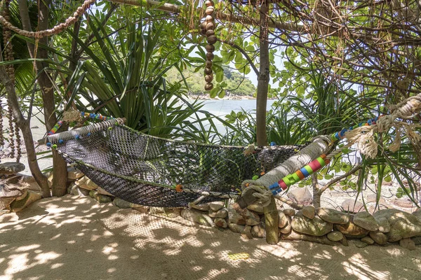 Hamaca vacía en hermosa playa tropical cerca del agua de mar Tailandia —  Fotos de Stock