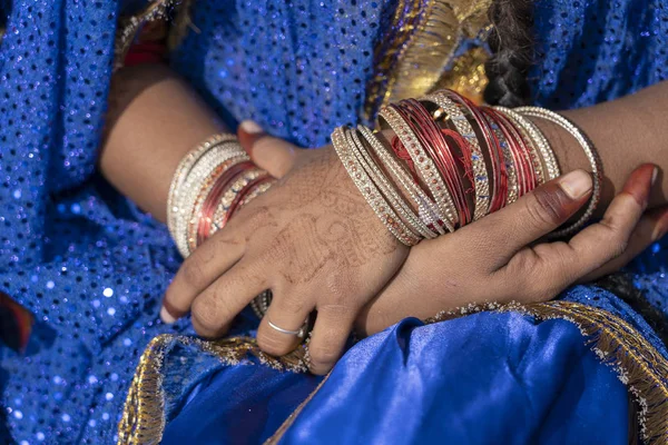 Handen van een Indiase vrouw versierd met kostuum juwelen in Pushkar, India — Stockfoto