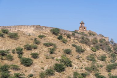 Amer, Jaipur, Rajasthan, Hindistan tarihi şehirde Amber fort dağıüzerinde uzun duvar