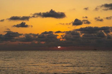 Denizin üzerinde renkli gün batımı. Yaz tatili konsepti
