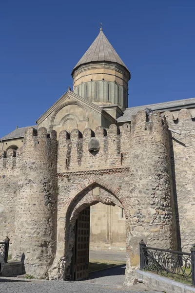 Antiga catedral ortodoxa em Mtskheta, perto de Tbilisi, Geórgia. Outono dia ensolarado . — Fotografia de Stock