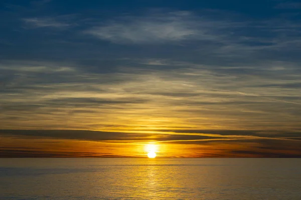 Farbenfroher Sonnenuntergang über dem Meer. Sommerferienkonzept — Stockfoto