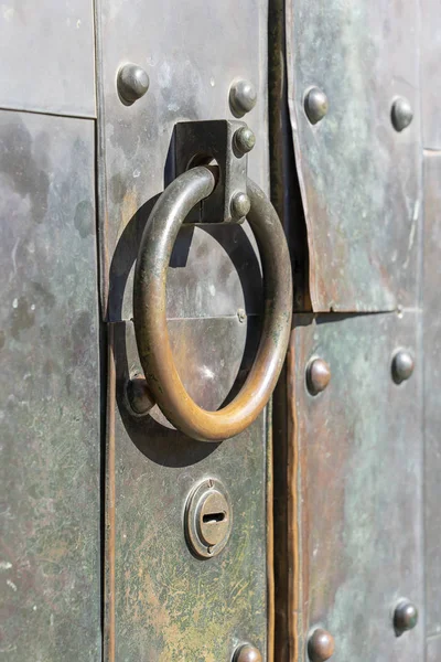 Llamador de puerta en la antigua puerta de metal en Tiflis, Georgia — Foto de Stock