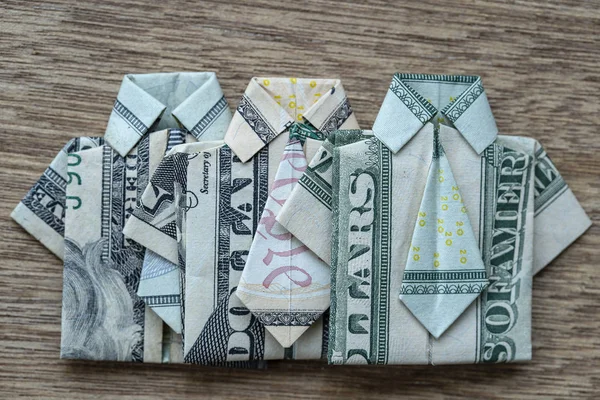 Chemise en origami en billet de banque en dollar sur fond bois. Gros plan. T-shirt Dollar bill — Photo