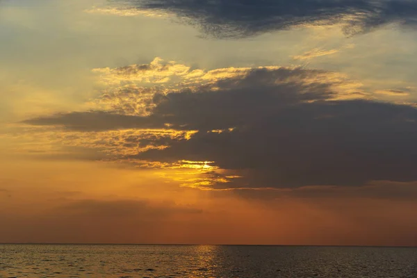 Farbenfroher Sonnenuntergang über ruhigem Meerwasser in der Nähe tropischer Strände. Sommerferienkonzept. Insel Phangan, Thailand — Stockfoto