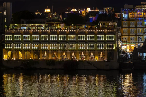 Nachtzicht op architectuur en meer water in Udaipur, Rajasthan, India — Stockfoto