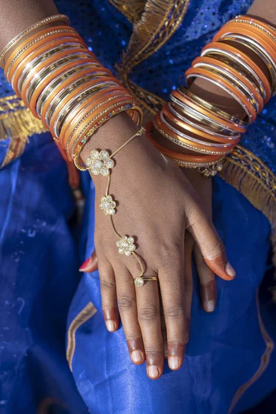 Mãos de uma mulher indiana decorada com bijuterias em Pushkar, Índia — Fotografia de Stock