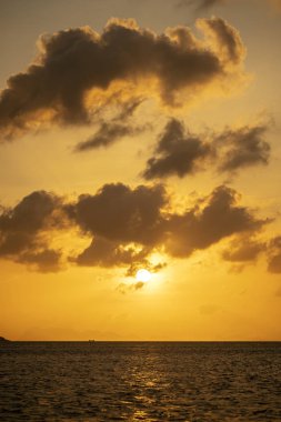 Denizin üzerinde renkli gün batımı. Yaz tatili konsepti. Tayland