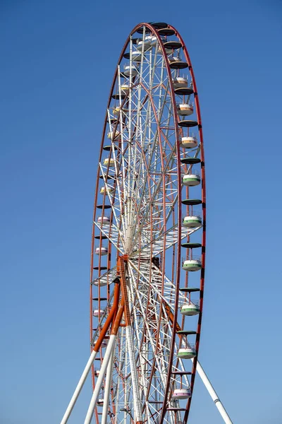 Roda de Ferris sobre o fundo do céu azul, fim acima — Fotografia de Stock