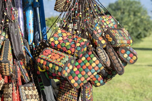 Барвиста сумка для рукоділля на ринку вулиць у Батумі, Грузія — стокове фото
