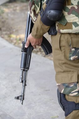 Otomatik makine silah doğrultmak savaşçı. Yeni Delhi, Hindistan.