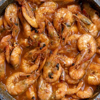 Sarımsak ve biber ile kızarmış karides köri sosu