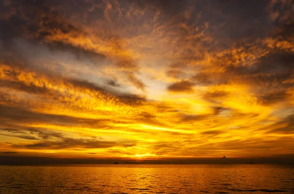 Colorful sunset above the sea. Summer vacation concept. Thailand — Stock Photo, Image