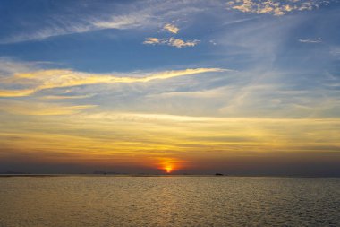 Denizin üzerinde güzel gün batımı. Yaz tatili konsepti. Tayland