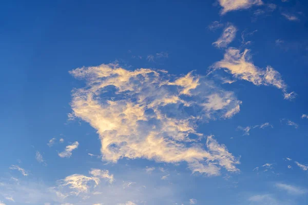 Fondo cielo azul con hermosas nubes blancas —  Fotos de Stock