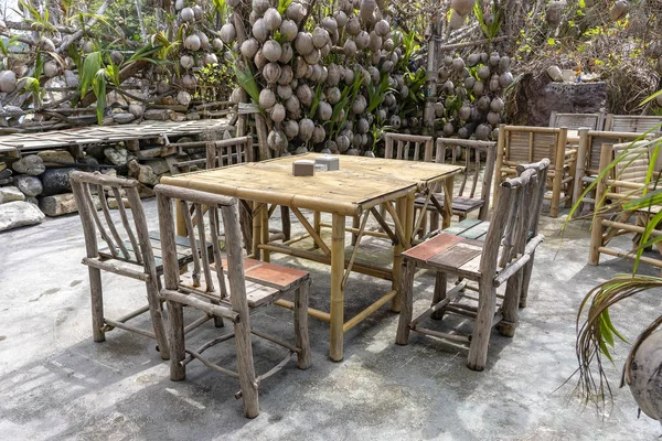 Houten tafel en stoelen in lege strandcafé naast zee. Eiland Koh Phangan, Thailand — Stockfoto