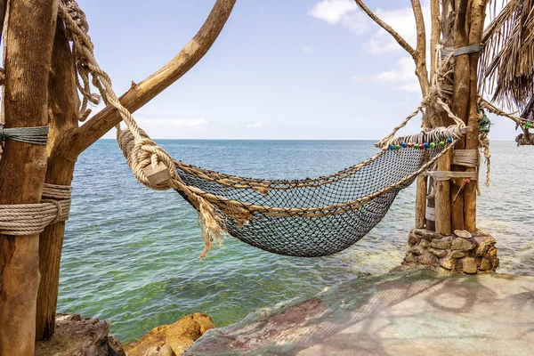 Rede vazia na bela praia tropical perto de água do mar Tailândia — Fotografia de Stock