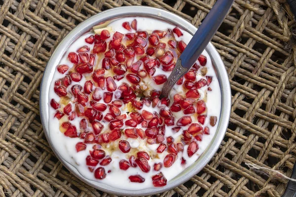 Müzli és joghurt banánnal, alma, gránátalma magvak és zabpelyhek, egészséges táplálkozás koncepció, közelről — Stock Fotó