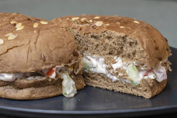 Vegan sandwich met volkoren brood, tomaat, komkommer en kaas, gezond voedsel concept, close-up — Stockfoto