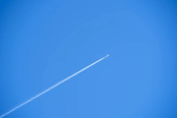 Самолет в небе. След самолета по небу — стоковое фото