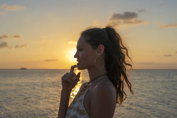 夕暮れ時の楽園の島の海水の近くの熱帯ビーチで若い美少女のシルエット。夏のコンセプト。ホリデー旅行. — ストック写真