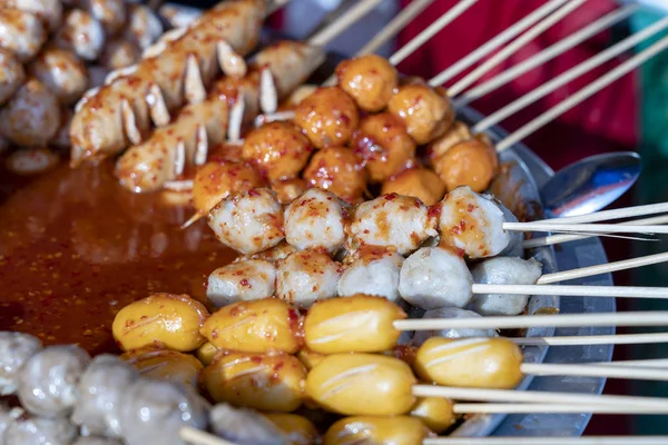 Gebakken eten met stokken, Thaise stijl eten, Street Food in Bangkok, Thailand — Stockfoto