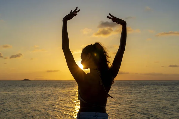 Jonge schoonheid meisje Dansing op tropisch strand in de buurt van zee water op Paradise Island bij zonsondergang. Zomer concept. Vakantie reizen. — Stockfoto