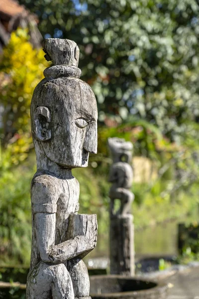 Statue en bois ancienne balinaise dans la rue à Ubud, île de Bali, Indonésie. Ces figures des dieux protègent la maison des mauvais esprits. Gros plan — Photo