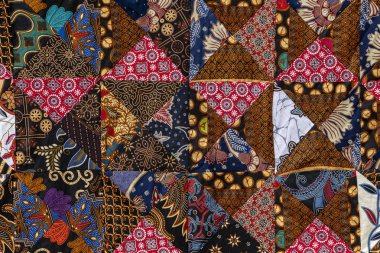 Piyasada detay patchwork yorgan. Bali Adası, Ubud, Endonezya. Büyük patchwork battaniye doku