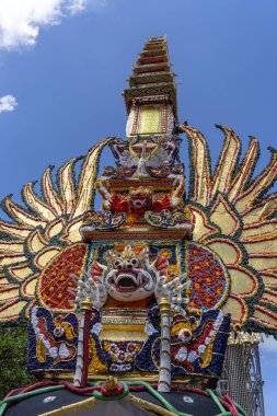 Ubud, Island Bali, Endonezya merkezi sokakta iblisler ve çiçekler geleneksel bali heykeller ile Bade kremasyon kulesi . Yaklaşan bir kremasyon töreni için hazırlanmıştır