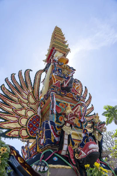 Torre de cremação Bade com esculturas balinesas tradicionais de demônios e flores na rua central em Ubud, Ilha Bali, Indonésia. Preparado para uma próxima cerimônia de cremação — Fotografia de Stock