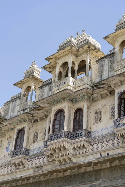 Detail architektury, zdobenou fasádou v Udaipur Rajasthan, Indie — Stock fotografie