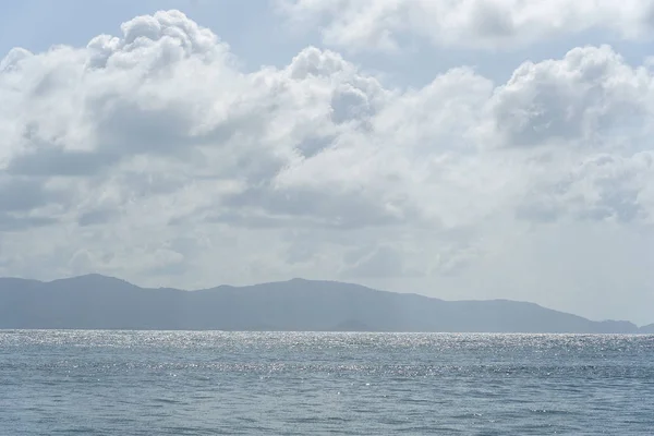 Cielo blu con nuvole sull'acqua di mare. Composizione della natura . — Foto Stock