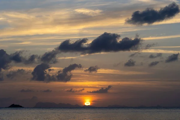 Colorful sunset above the sea. Summer vacation concept. Thailand — Stock Photo, Image