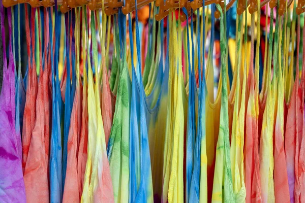 Roupas de verão em cabides para venda no mercado de rua local na Tailândia, close-up — Fotografia de Stock