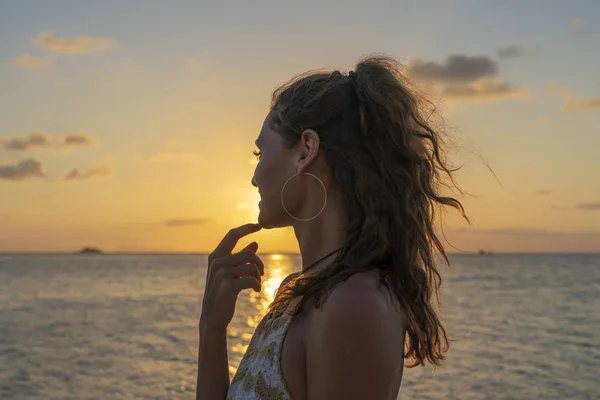 一个年轻的美容女孩在热带海滩附近的海水在天堂岛日落的剪影。夏季概念。假日旅游. — 图库照片