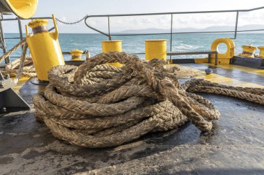 Vapur güvertesi ile birlikte bir kalın biçme halat ve mavi deniz su dalgası, Tayland. Yakın çekim