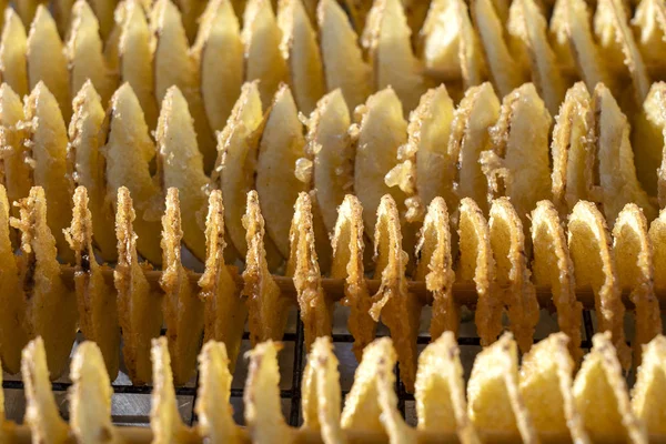 Alimentos poco saludables, cocinar papas fritas, comida callejera, un regalo, freír grasa, alimentos poco saludables en el mercado de Tailandia —  Fotos de Stock