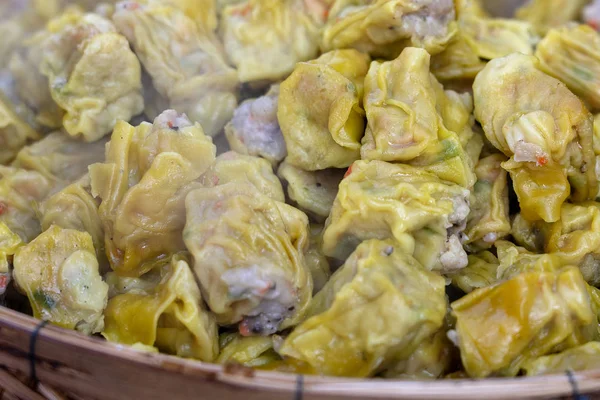 Parzona Dimsum w bambus na rynku żywności ulicznej w Tajlandii. Dim Sum chińskie danie z małych parzona lub smażone pikantne pierogi zawierające różne nadzienia, służył jako przekąskę lub danie główne — Zdjęcie stockowe