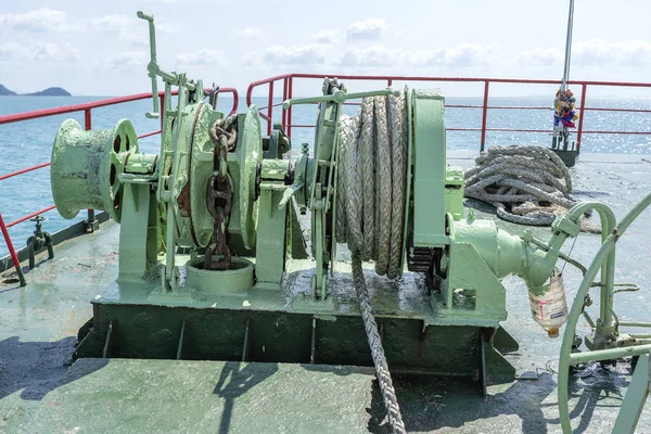 O frânghie groasă este înfășurată în jurul unui tambur pe puntea unei barci de feribot, Thailanda. Closeup — Fotografie, imagine de stoc