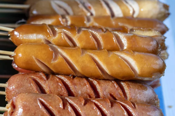 Salsicha tailandesa grelhada no mercado de comida de rua na Tailândia. Salsicha tailandesa tradicional, comida de rua deliciosa . — Fotografia de Stock