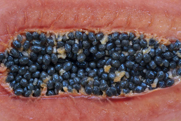 Mitad de fruta madura de papaya dulce con semillas de fondo, primer plano — Foto de Stock