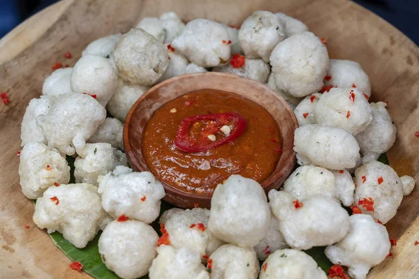 Le cireng est un aliment traditionnel de l'indonésie. La farine de tapioca frite alias cireng est une délicieuse nourriture traditionnelle indonésienne qui sert une collation simple et facile, des hors-d'œuvre à la sauce aux arachides ou à la sauce roujak. — Photo