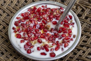 Muz, elma, nar tohumu ve yulaf gevreği ile Müsli ve yoğurt, sağlıklı gıda kavramı, yakın